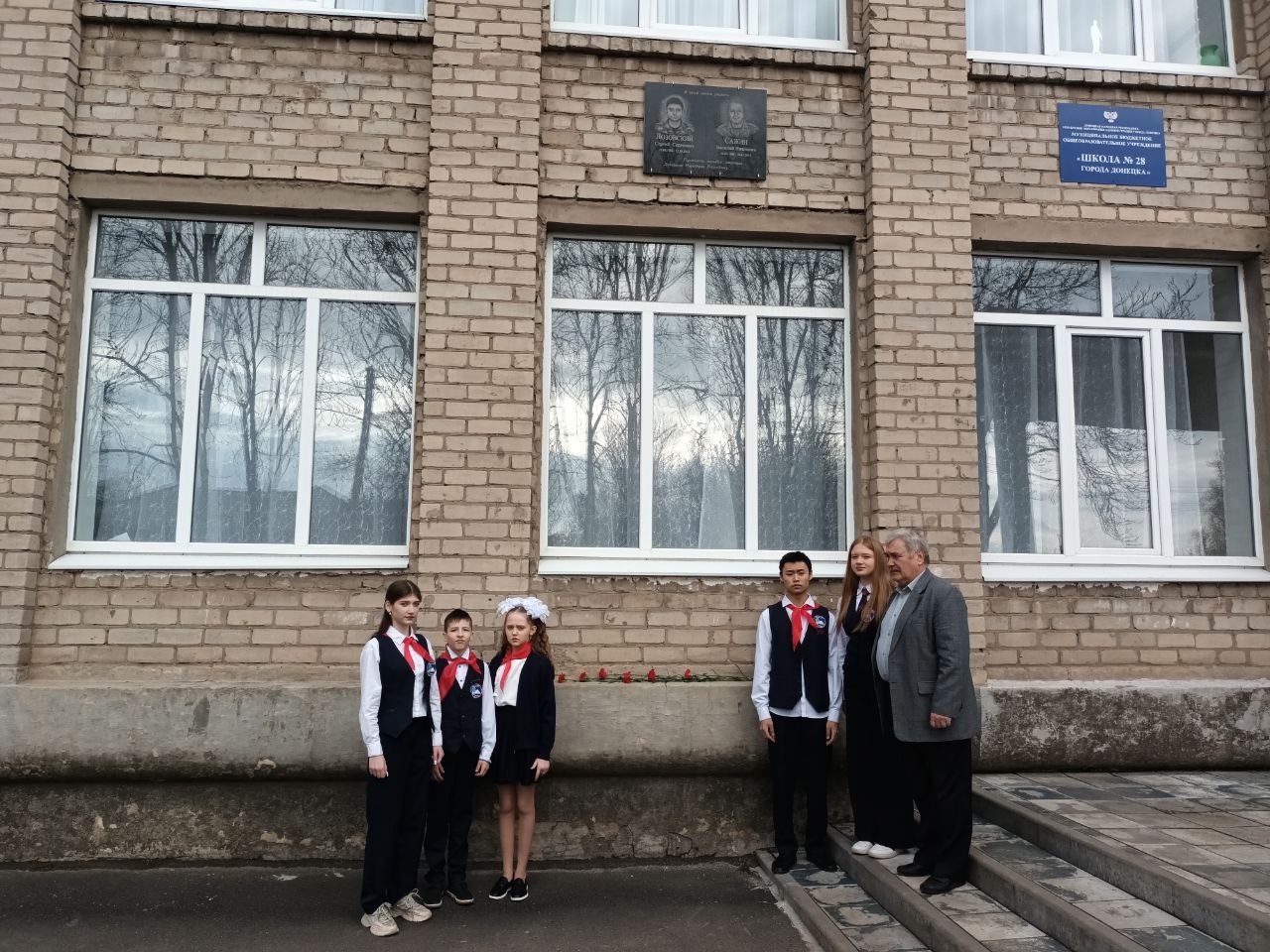 Возложение цветов к мемориальной доске.